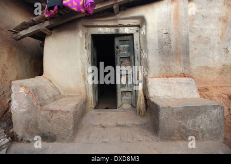 Eingangstür des traditionellen Stammes-Haus. Santhal Stamm. Jarkatand Dorf, Bokaro Bezirk, Jharkhand Stockfoto