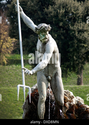 Eine Statue von Neptun wirft in den Boboli-Gärten dem Dreizack Stockfoto