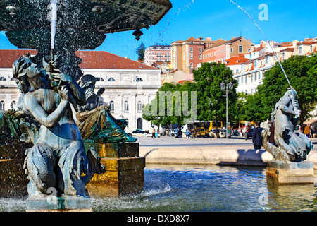 Brunnen am Rossio-Platz im Herzen von Lissabon, Portugal.  Zwei Brunnen des Platzes Rossio wurden aus Frankreich importiert. Stockfoto