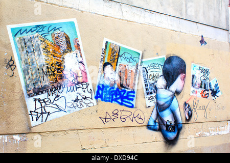 Wand mit überlappenden Graffiti Gemälde in Paris, Frankreich Stockfoto
