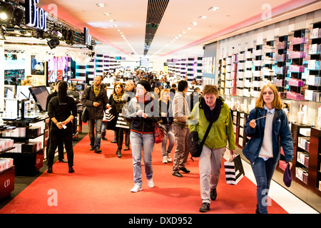 Menschen kamen und gingen der größte und verkehrsreichste Welt Sephora Geschäfte an der Avenue des Champs-Élysées. Stockfoto