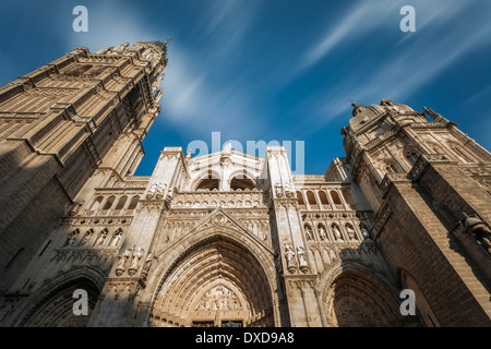 Fassade der Primatial Kathedrale in Toledo, Castilla-La Mancha, Spanien. Stockfoto