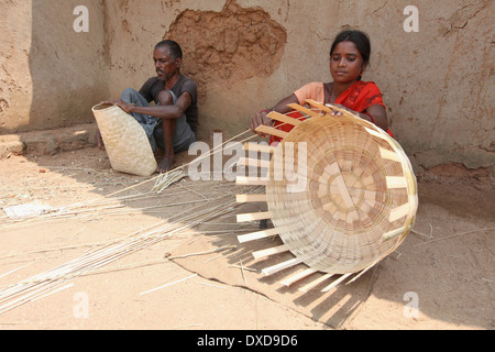 Stammes-paar er Körbe mit trockenen Bambus-Streifen. Uraov Stamm. Baludih Dorf, Bokaro Bezirk, Jharkhand, Indien Stockfoto