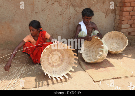 Stammes-paar er Körbe mit trockenen Bambus-Streifen. Uraov Stamm. Baludih Dorf, Bokaro Bezirk, Jharkhand, Indien Stockfoto