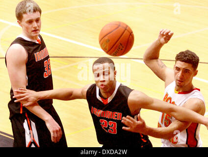 East Moline, Iowa, USA. 11. März 2014. Normale Gemeinschaft leitet Tyler Seibring (33) und Alex Peacock (23) Schlacht Felseninsel Guard Keenan Shorter für einen Rebound während ihrer Klasse 4A Sektionaltore Halbfinalspiel in East Moline, Illinois Dienstag, 11. März 2014. © Jeff Cook/Quad-Stadt Times/ZUMAPRESS.com/Alamy Live-Nachrichten Stockfoto