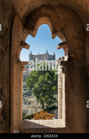 Toledo Alcázar von einem Turm des Castillo de San Servando, Castilla-La Mancha, Spanien gesehen. Stockfoto