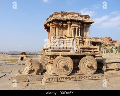 steinerne Wagen am Vittala Tempel des Heiligen Center rund um Hampi, eine Stadt in Karnataka, Süd-West-Indien Stockfoto