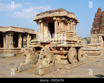 steinerne Wagen am Vittala Tempel des Heiligen Center rund um Hampi, eine Stadt in Karnataka, Süd-West-Indien Stockfoto