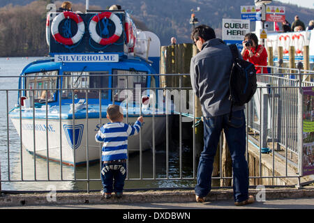 Lake Windermere, Cumbria, UK. 24. März 2014. Touristen machen das Beste aus dem blauen Himmel und Sonnenschein und genießen Sie Ausflüge mit dem Boot über Lake Windermere. Bildnachweis: Gordon Shoosmith/Alamy Live-Nachrichten Stockfoto