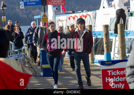 Lake Windermere, Cumbria, UK. 24. März 2014. Touristen machen das Beste aus dem blauen Himmel und Sonnenschein und genießen Sie Ausflüge mit dem Boot über Lake Windermere. Bildnachweis: Gordon Shoosmith/Alamy Live-Nachrichten Stockfoto