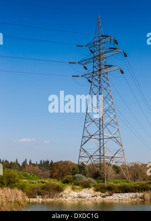 Turm und Strom-Leitungen gegen blauen Himmel und Wolken Stockfoto