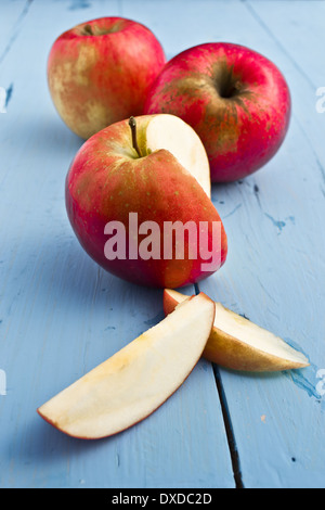 Äpfel sind eine beliebte Frucht. Sie sind kultiviert, in Europa, Asien und America.The Fuji Äpfel sind süß und lecker. Stockfoto
