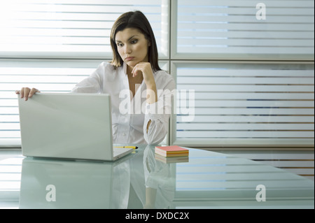 Berufstätige Frau Blick auf laptop Stockfoto
