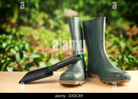 Grüne Gummistiefel. Landwirtschaftliche Arbeiten Stiefel für alle Arten von Gartenarbeiten. Stockfoto