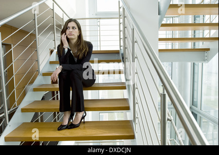Geschäftsfrau, reden über Handy auf Büro-Treppe Stockfoto