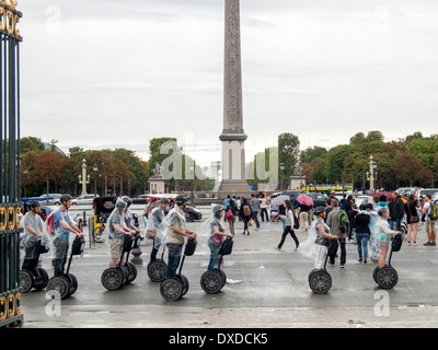 Paris, Frankreich. Touristen auf Segway-Tour im Regen im Jardin Des Tuileries, Place De La Concorde Stockfoto