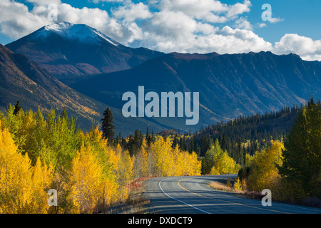 Herbstfarben auf dem South Klondike Highway Nr. Tagish Lake, mit Böschung Berg, Yukon Territorien, Kanada Stockfoto