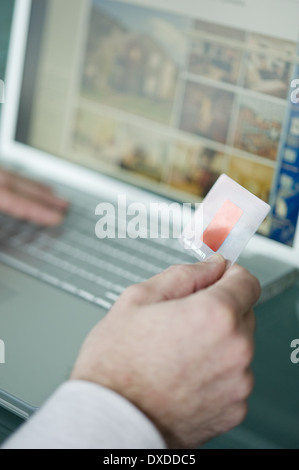 Das Unternehmer Händen mit Kreditkarte am laptop Stockfoto
