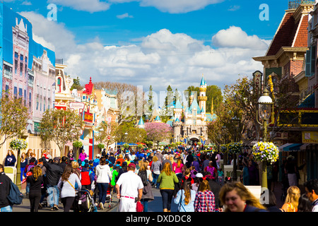 Anaheim, Kalifornien, USA - 4. Februar 2014: Disneyland Main Street ist sehr voll, als der Park öffnet und Menschen eintreten. Stockfoto