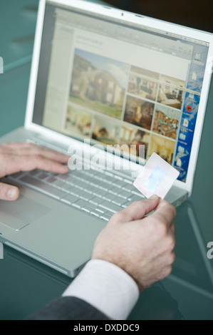 Das Unternehmer Händen mit Kreditkarte am laptop Stockfoto