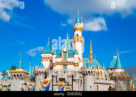 Anaheim, Kalifornien, USA - 4. Februar 2014: Disneyland Rosa Schloss ist ein Wahrzeichen für den Disney-Park geworden. Stockfoto