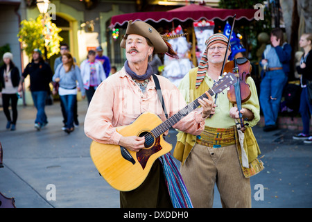 Anaheim, Kalifornien, USA - 5. Februar 2014: New Orleans Piraten Musiker in einer Band, die für Gäste auf der Straße durchführen. Stockfoto