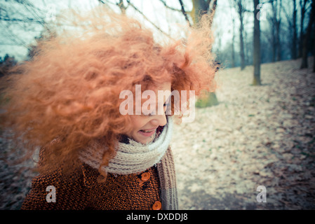 junge schöne rote lockiges Haar Frau im park Stockfoto