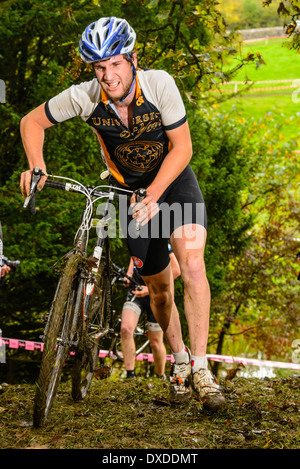 Konkurrent im Rapha Super Cross Querfeldein-Rennen in Broughton Hall in der Nähe von Skipton North Yorkshire England Stockfoto