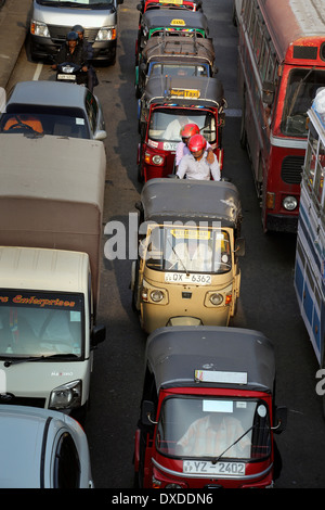 Tuk Tuk motor Taxis im Berufsverkehr am Nachmittag in Colombo, Sri Lanka Mitte fest Stockfoto