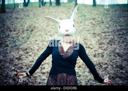 Kaninchen-Maske unwirklich Frau im park Stockfoto