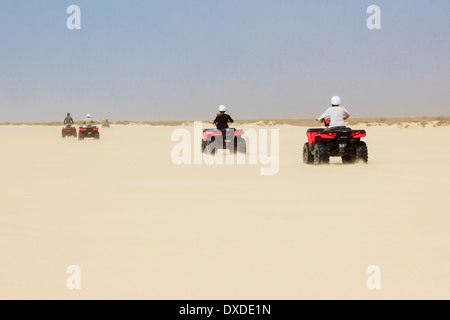 Touristen auf Quad-Bikes auf Wind geblasen Sandstrand von Praia de Santa Monica, Curralinho, Boa Vista, Kapverdische Inseln, Afrika Stockfoto