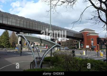 Verbindungsbrücke zwischen den Lichtungen Einkaufspassage und Bromley civic Centre in der Grafschaft Kent uk 2014 Stockfoto