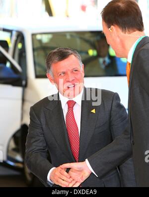 Den Haag, Niederlande. 24. März 2014. König Abdullah II Bin Al-Hussein von Jordanien (L) kommt für den dritten nukleare Sicherheit Gipfel (NSS) in den Haag, die Niederlande, am 24. März 2014. Die dritte Nuclear Security Summit (NSS) startete hier am Montag, zur Verhinderung von nuklearen Terrorismus auf der ganzen Welt. Bildnachweis: Gong Bing/Xinhua/Alamy Live-Nachrichten Stockfoto