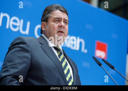 Berlin, Deutschland. 24. März 2014. SPD-Pressekonferenz mit Sigmar Gabriel (SPD), SPD-Partei-Chef am Willy-Brandt-Haus in Berlin. / Bild: Sigmar Gabriel (SPD), SPD-Partei-Chef und deutschen Minister für Wirtschaft und Energie. Reynaldo Paganelli/NurPhoto/ZUMAPRESS.com/Alamy © Live-Nachrichten Stockfoto