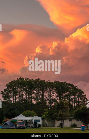 Dies ist ein Bild von einem Campingplatz in Australien während einer epischen Sonnenuntergang. Stockfoto