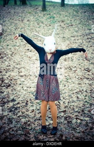 Kaninchen-Maske unwirklich Frau im park Stockfoto