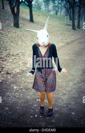 Kaninchen-Maske unwirklich Frau im park Stockfoto