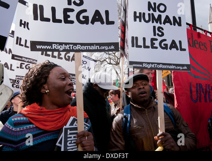 Am UN-Antirassismus-Tag marschieren Tausende in London EU Aktionstag gegen Rassismus und Sündenböcken der Einwanderer. Stockfoto