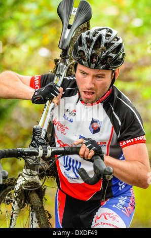 Konkurrent im Rapha Super Cross Querfeldein-Rennen in Broughton Hall in der Nähe von Skipton North Yorkshire England Stockfoto