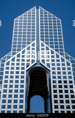 Außenseite des modernen Dusit Thani Hotel an der Sheikh Zayed Road in Dubai Vereinigte Arabische Emirate Stockfoto