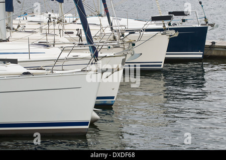 Gebrauchte Segelboote oder Yachten zum Verkauf in eine Marina, die kauft und verkauft Segelausrüstung hintereinander. Stockfoto