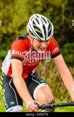 Konkurrent im Rapha Super Cross Querfeldein-Rennen in Broughton Hall in der Nähe von Skipton North Yorkshire England Stockfoto