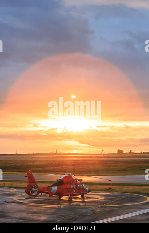 Ein US-Küstenwache Hubschrauber auf einen Hubschrauberlandeplatz bei Sonnenaufgang. Stockfoto