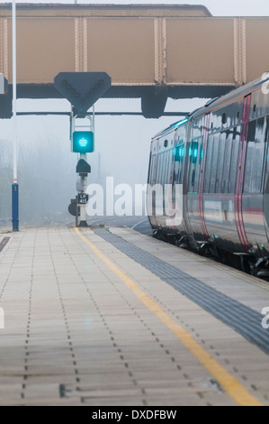 Cross Country Züge Regionalzug verlassen Leicester Bahnhof an einem nebligen Tag Stockfoto