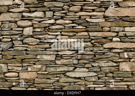 Natursteinmauer-Handarbeit durch erfahrene Maurer, tolle Hintergrund oder Wallpaper für Bauherren. Stockfoto