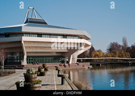 York Universitäten Wahrzeichen ist Central Hall, einem halben achteckigen Konzertsaal Stockfoto