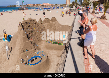 Aufwendige Sand schnitzen Skulptur mit Fußball Boden und Bull Ring am Strand Playa Las Vistas in Los Cristianos, Teneriffa, Stockfoto