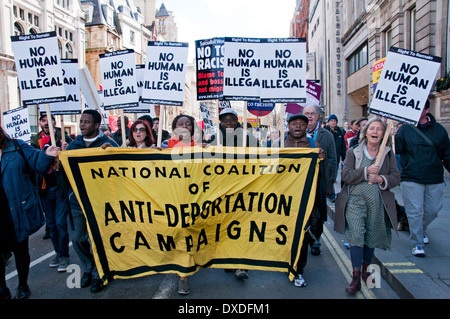 Am UN-Antirassismus-Tag marschieren Tausende in London EU Aktionstag gegen Rassismus und Sündenböcken der Einwanderer. Stockfoto