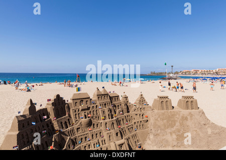 Aufwendige Sand schnitzen Skulptur mit Fußball Boden und Bull Ring am Strand Playa Las Vistas in Los Cristianos, Teneriffa, Stockfoto