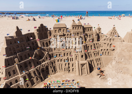 Aufwendige Sand schnitzen Skulptur mit Fußball Boden und Bull Ring am Strand Playa Las Vistas in Los Cristianos, Teneriffa, Stockfoto